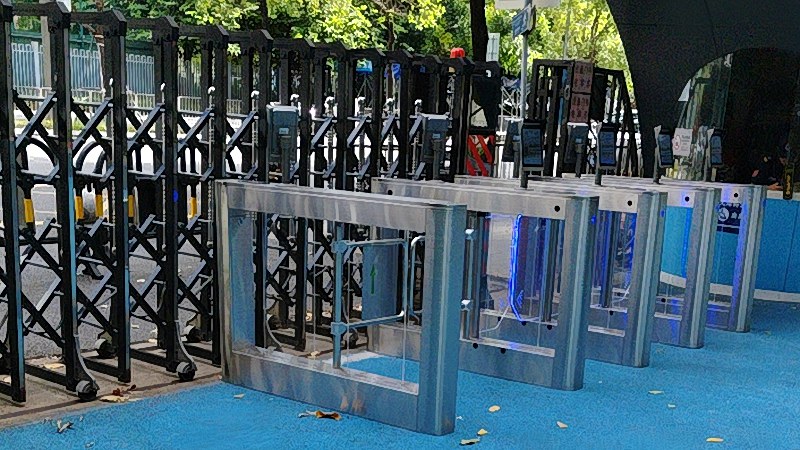 深圳新安科技园门禁安装，门磁与闭门器怎么配 图2