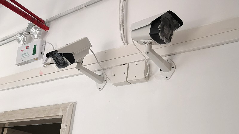 深圳光明凤凰城连锁门店监控安装，穿墙开孔怎么处理