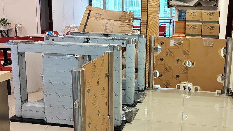 深圳新安职工活动中心门禁安装，道闸与监控怎么联动