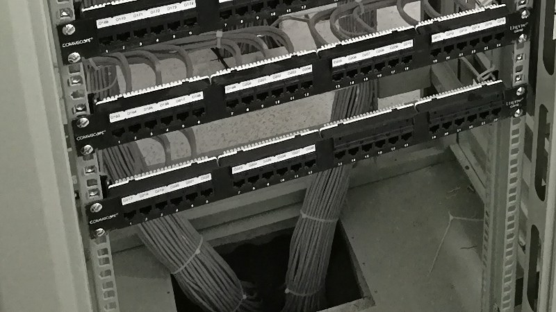 深圳坪地培训中心网络布线，桥架与线槽怎么走
