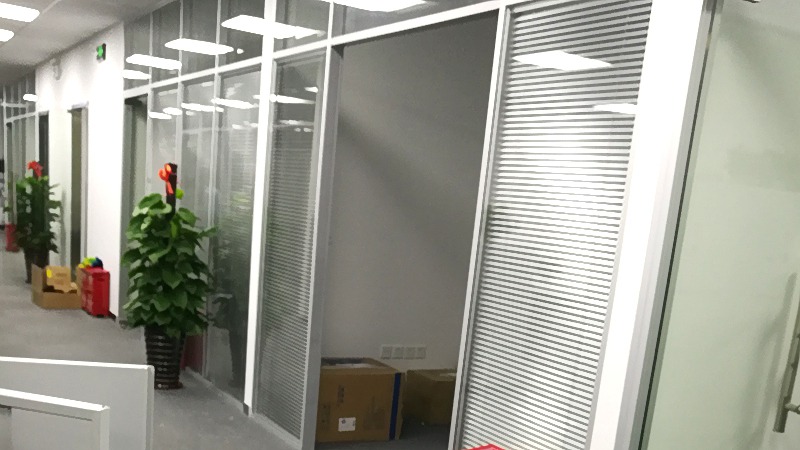深圳办公室机柜理线与标签规范，后期维护更快，网络工程安装